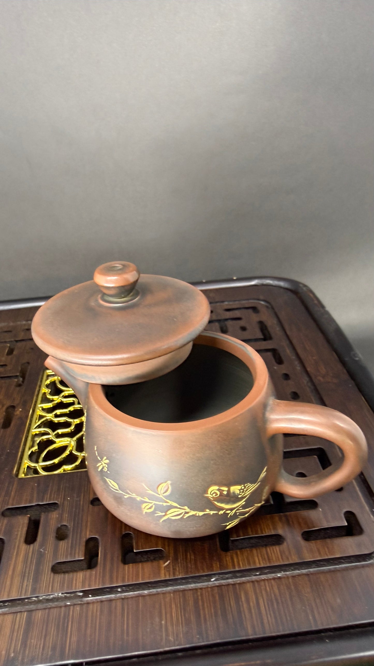Decorative Yixing teapot for gongfu tea brewing