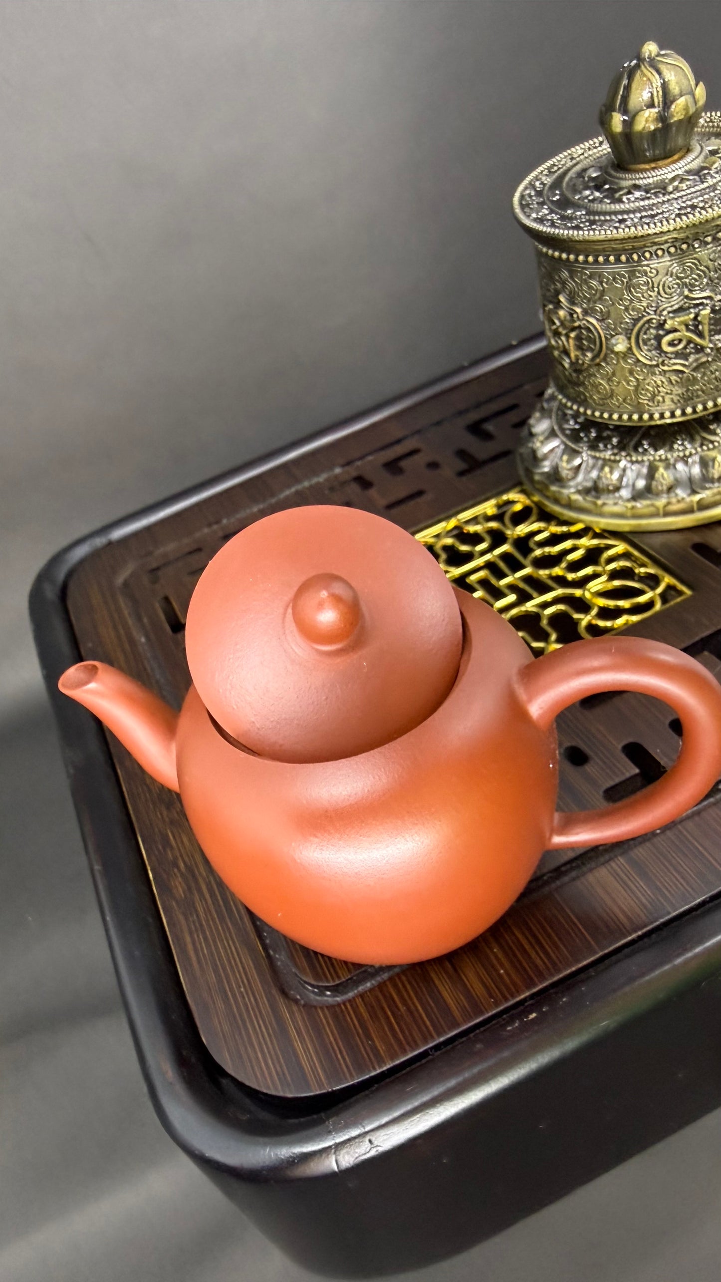 “Yixing teapot with soft oval form for gongfu tea”