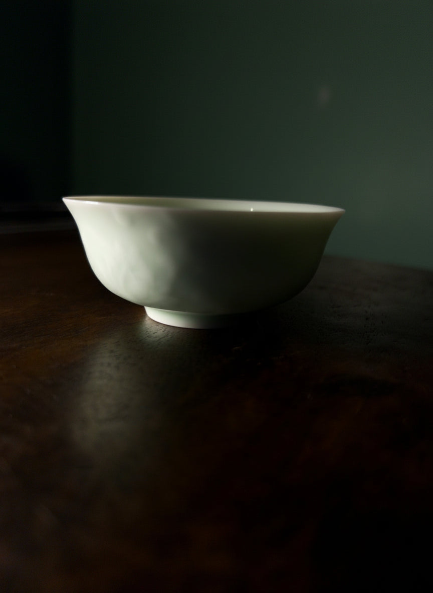 Piala “Serenity” with minimalist design and smooth, elegant finish.