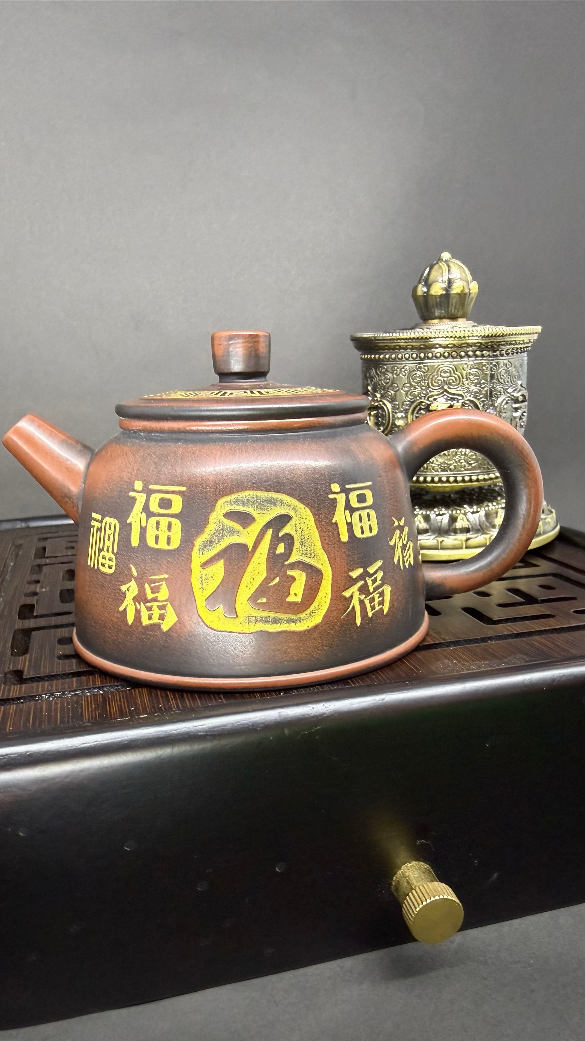 “Calligraphy Yixing teapot for gongfu tea”