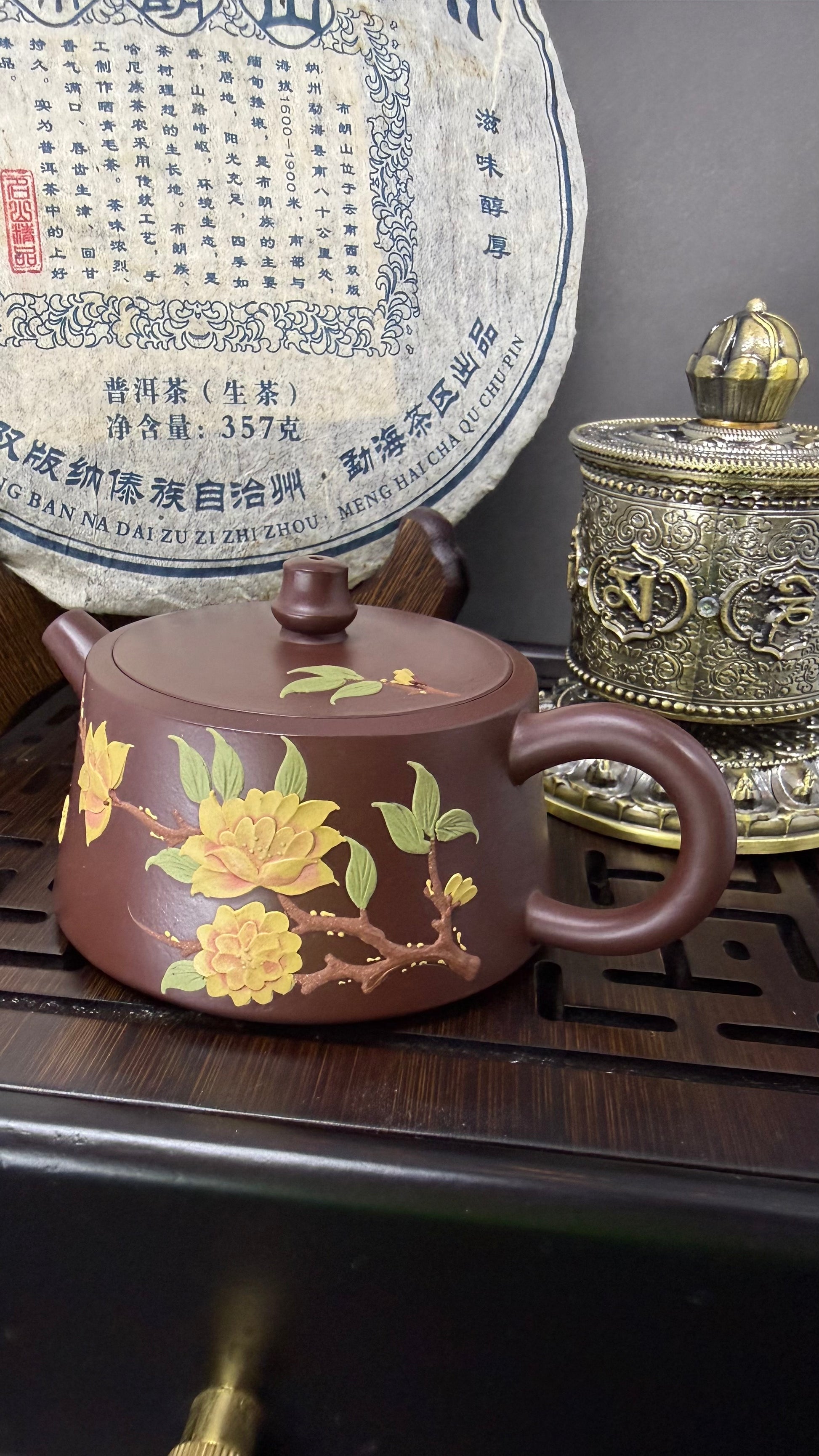 “Decorated Yixing clay teapot for gongfu tea”
